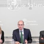 El presidente de la Diputación de Salamanca, Javier Iglesias, junto a los diputados Eva Picado y José María Sánchez