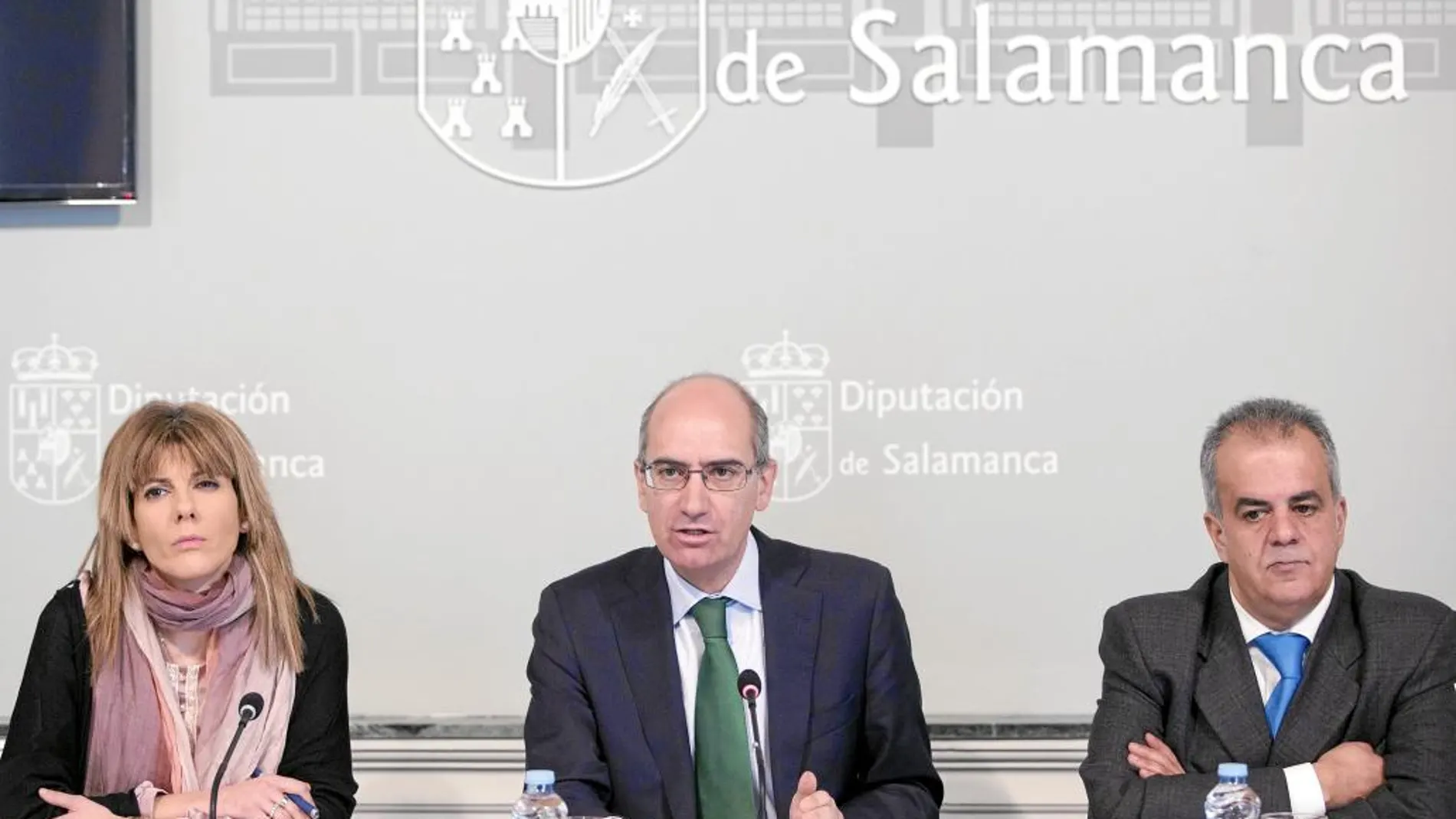 El presidente de la Diputación de Salamanca, Javier Iglesias, junto a los diputados Eva Picado y José María Sánchez