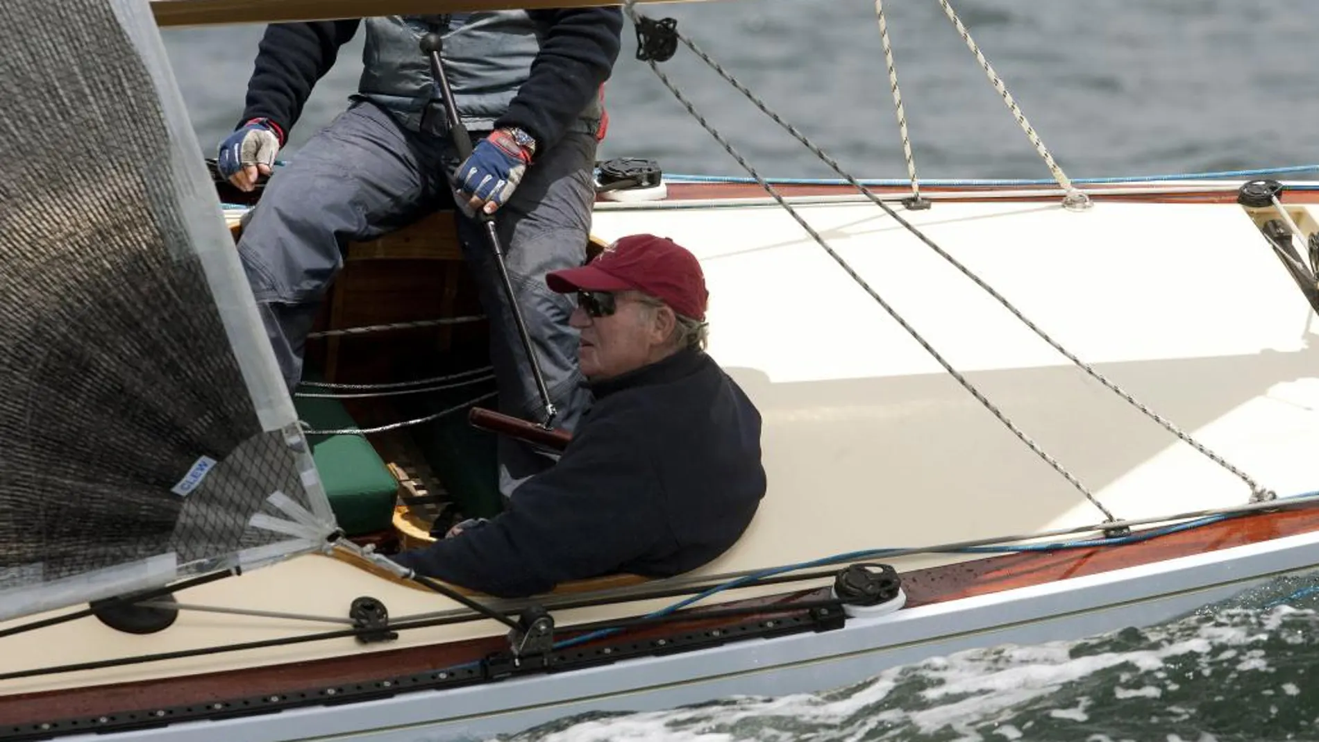 El Rey Juan Carlos navegando
