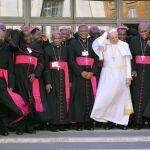 El Papa Francisco posa junto a obispos y cardenales durante un receso en el sínodo de obispos