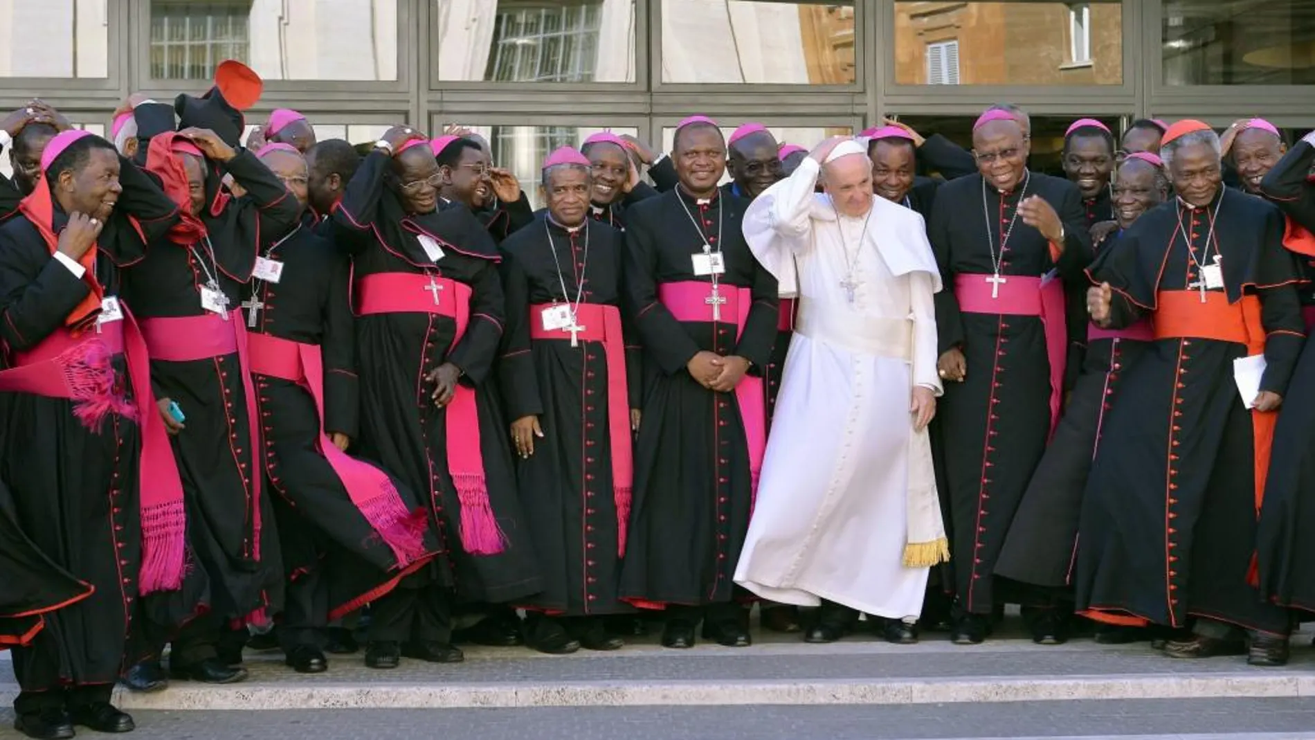 El Papa Francisco posa junto a obispos y cardenales durante un receso en el sínodo de obispos