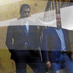 Pedro Sánchez, ayer en las escaleras del Congreso con César Luena