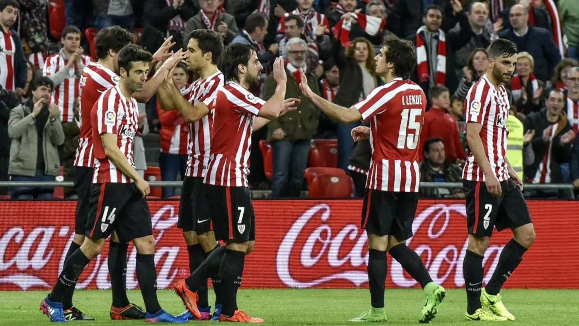 Los jugadores del Athletic de Bilbao celebran el gol de San José, tercero del equipo frente al Granada CF