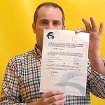 Juan Carrasco lleva varias semanas reclamando en la puerta del Ayuntamiento el pago de los atrasos