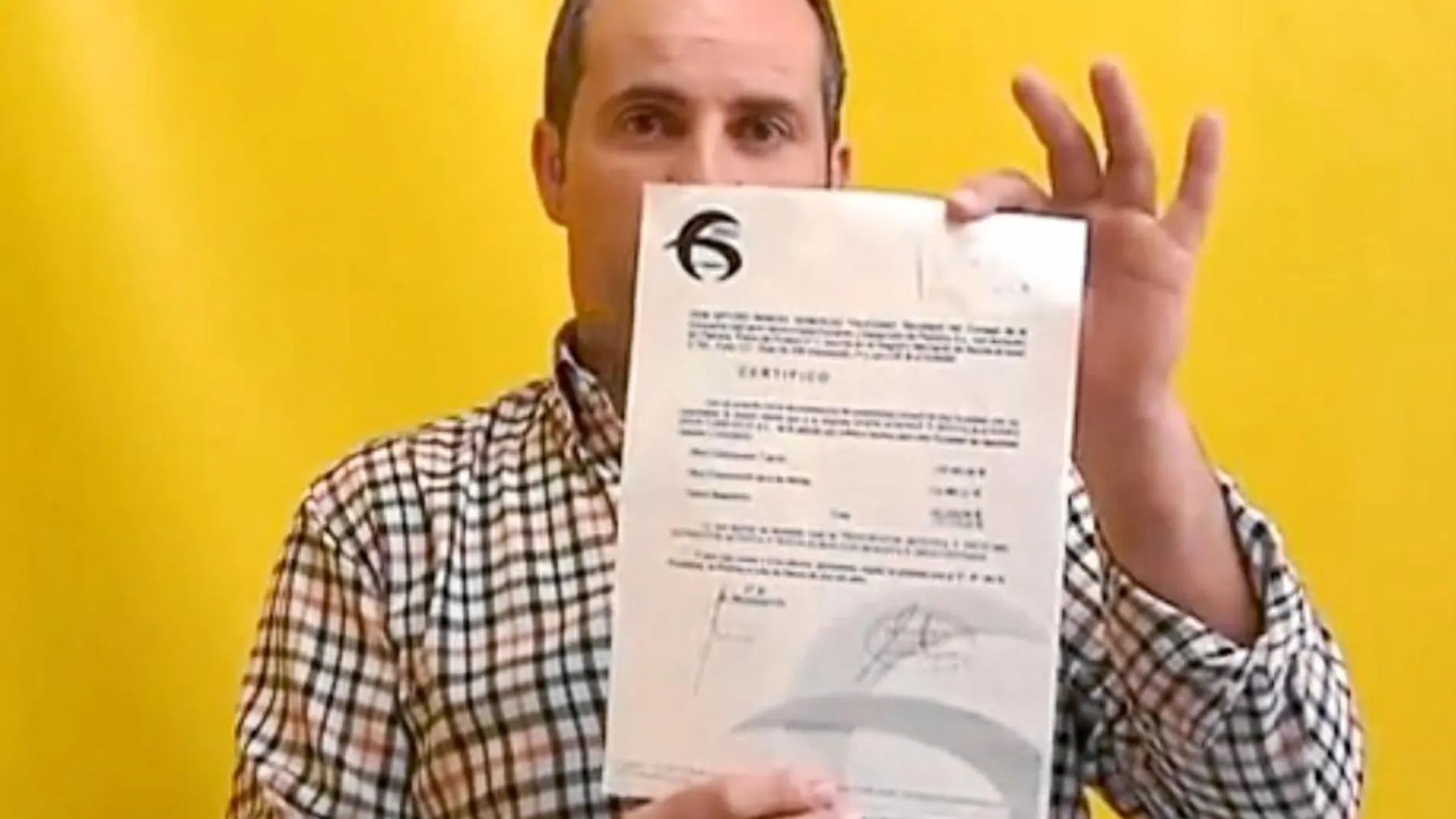 Juan Carrasco lleva varias semanas reclamando en la puerta del Ayuntamiento el pago de los atrasos