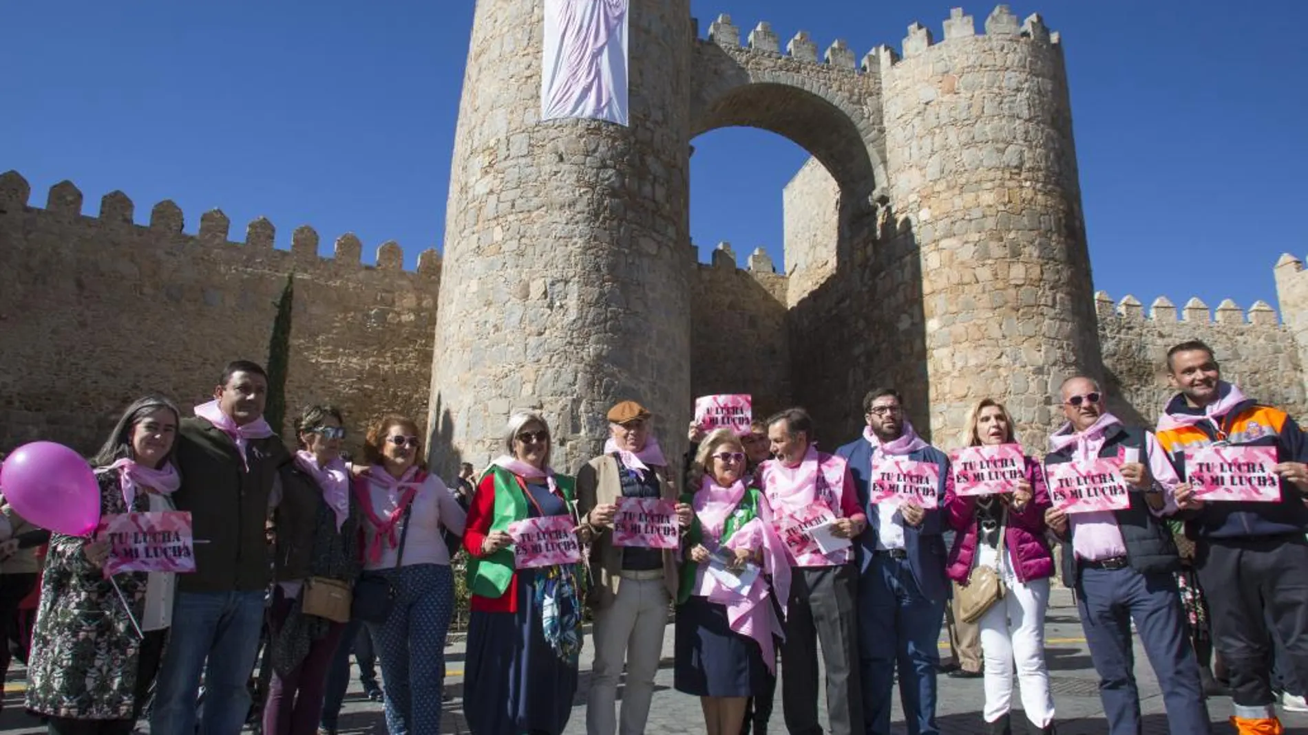 Miles de abulenses abrazaron la Muralla para mostrar su solidaridad