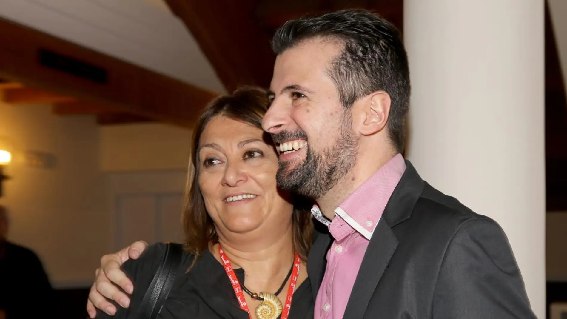 Luis Tudanca abraza a la secretaria del PSOE de Valladolid, Teresa López
