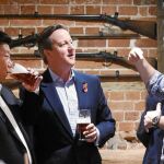 David Cameron y el líder chino, Xi Jinping, comparten unas cervezas en la residencia del «premier» británico en Buckhin-hamshire (Londres)