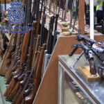 Las numerosas pistolas y fusiles que se han incautado en la operación contra el tráfico de armas