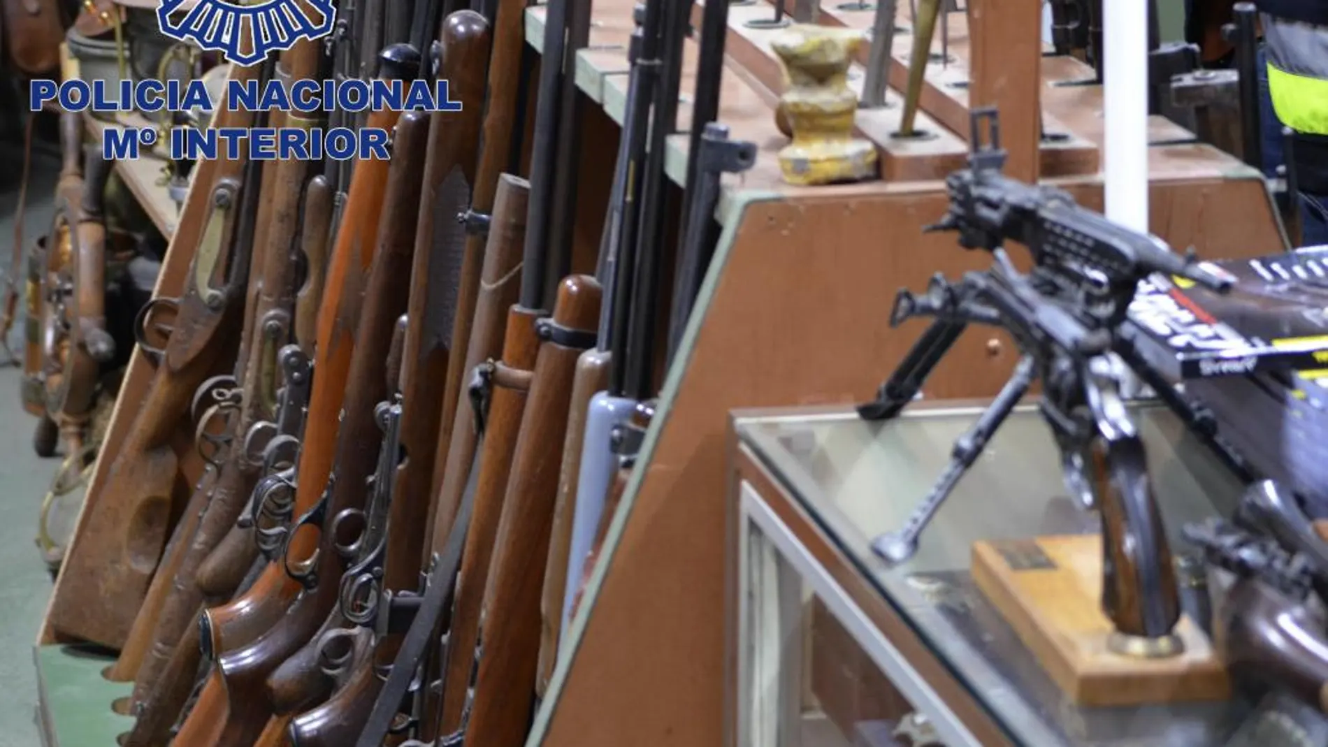 Las numerosas pistolas y fusiles que se han incautado en la operación contra el tráfico de armas