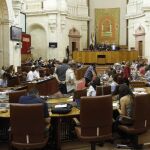Vista del interior del Parlamento de Andalucía con los diputados en sus escaños