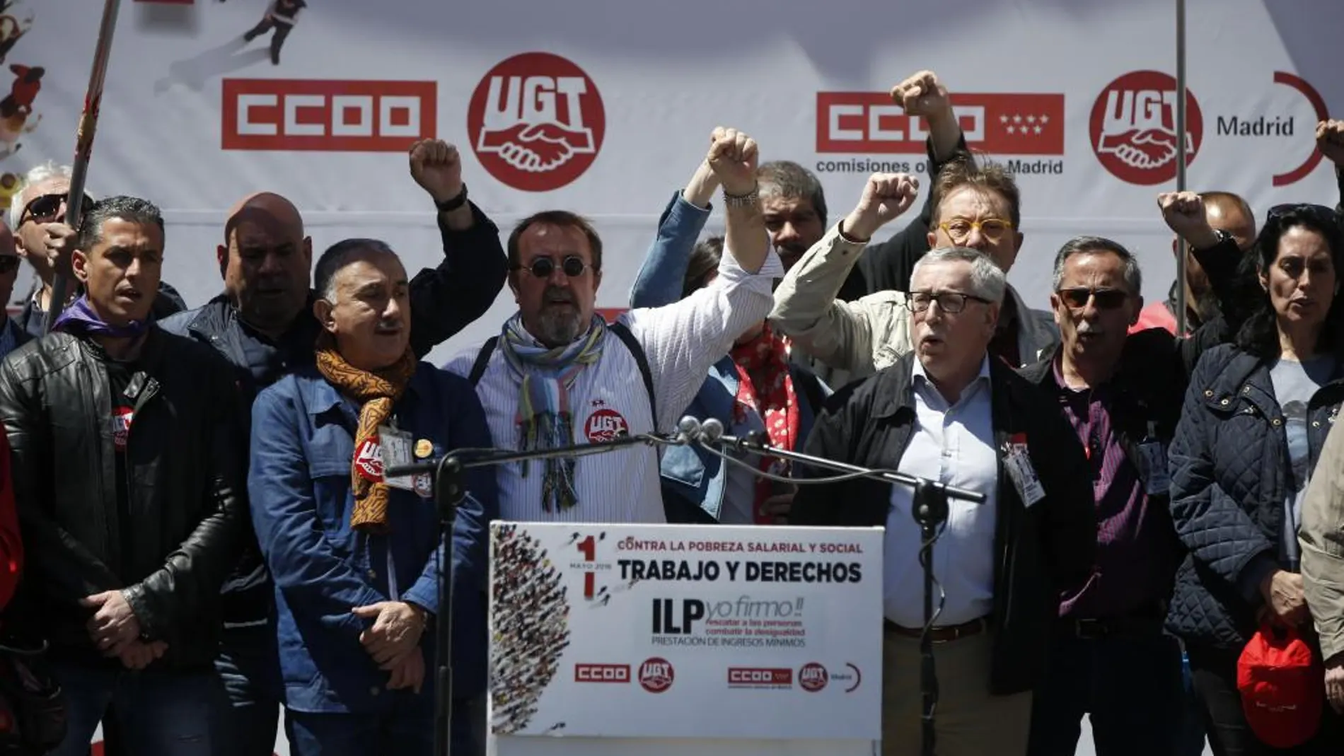 Los secretarios generales de CCOO y UGT, Ignacio Fernández Toxo (d) y Pepe Álvarez (i), al término de la manifestación con motivo de la celebración del Primero de Mayo en Madrid.