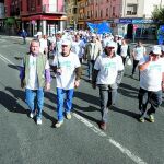 Sobre estas líneas, los líderes agrarios, Donaciano Dujo, González Palacín y Matías Llorente encabezan la marcha.