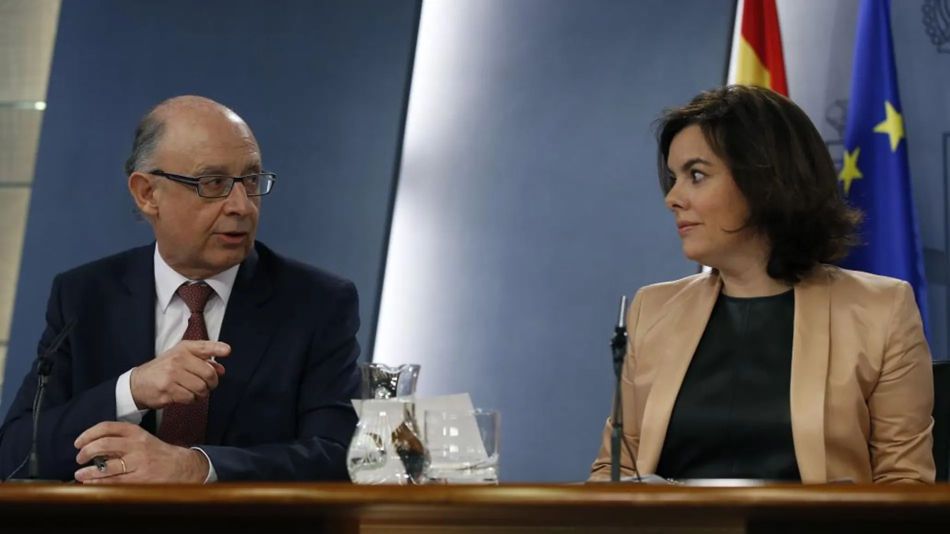 El ministro de Hacienda en funciones, Cristóbal Montoro, y la vicepresidenta del Gobierno, Soraya Sáenz de Santamaría