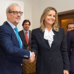 El rector en funciones de la Usal, Daniel Hernández Ruipérez, y la directora de Oticon Medical en España, Pilar Moro, sellan el acuerdo