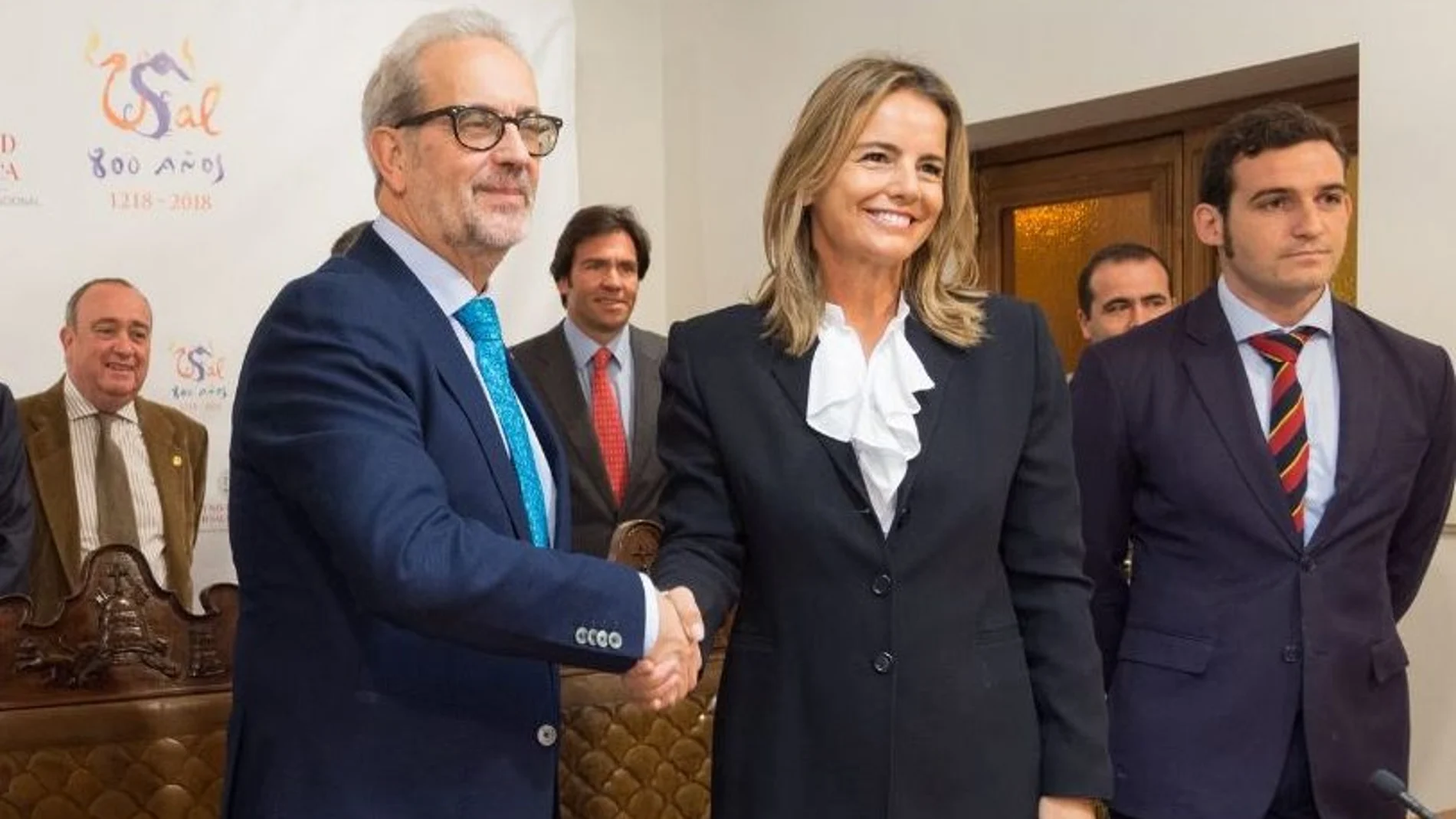 El rector en funciones de la Usal, Daniel Hernández Ruipérez, y la directora de Oticon Medical en España, Pilar Moro, sellan el acuerdo