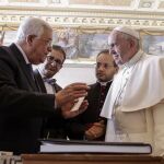 El Papa Francisco con Mahmud Abás durante la reunión en el Vaticano
