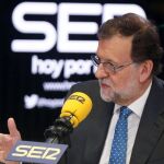 El presidente del Gobierno en funciones, Mariano Rajoy, durante la entrevista que ha ofrecido hoy en el progarma "Hoy por hoy", de la Cadena Ser