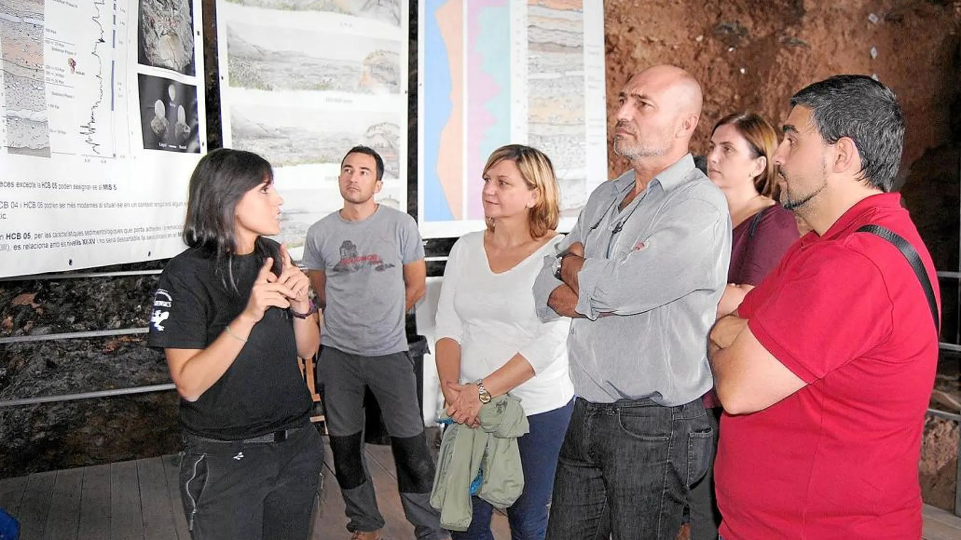 El diputado de Cultura, Xavier Rius, durante la visita que realizó a la Cova de Bolomor, en Tavernes de la Valldigna