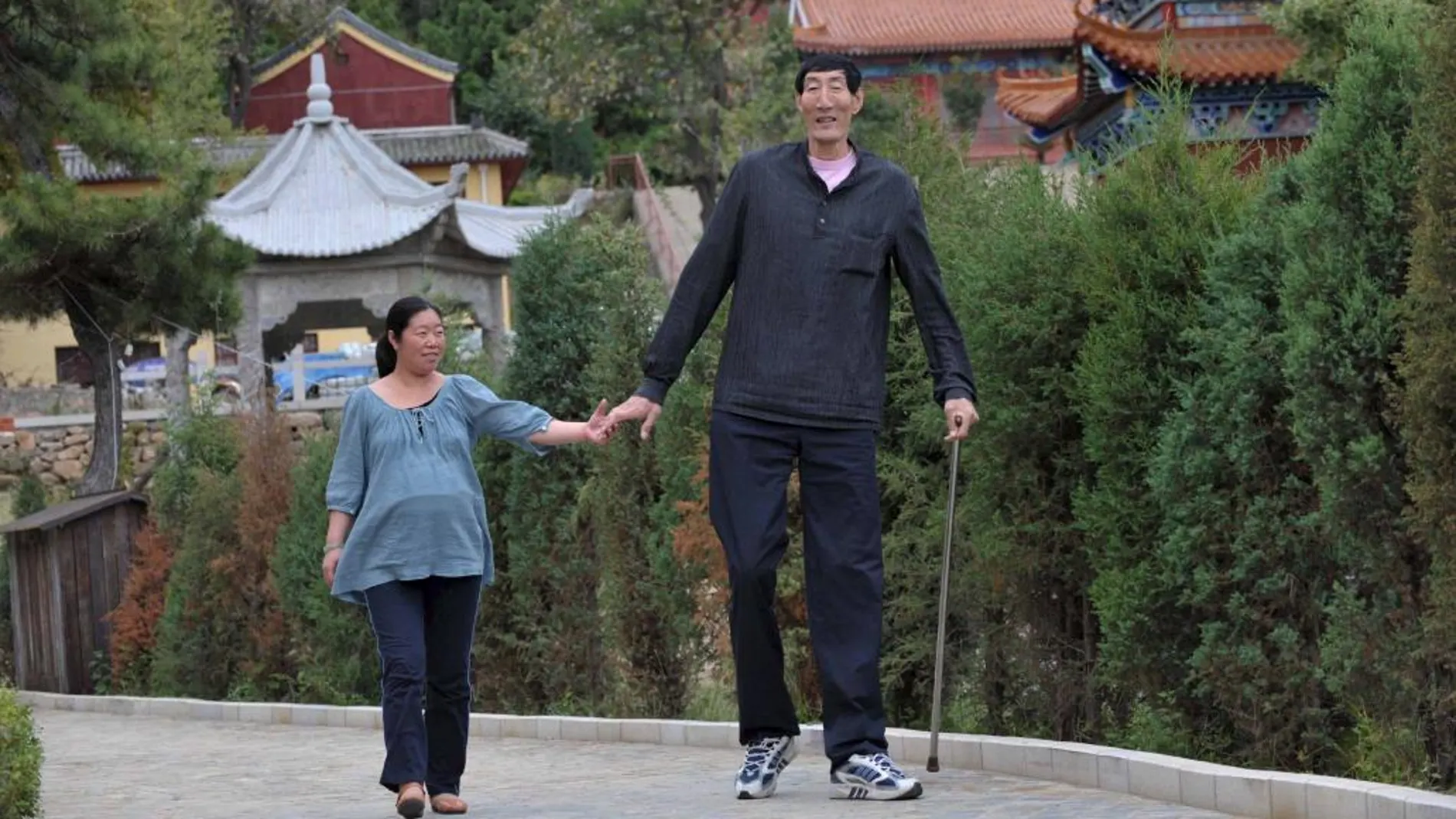 El chino Bao Xishun, reconocido en su momento como el hombre más alto del mundo