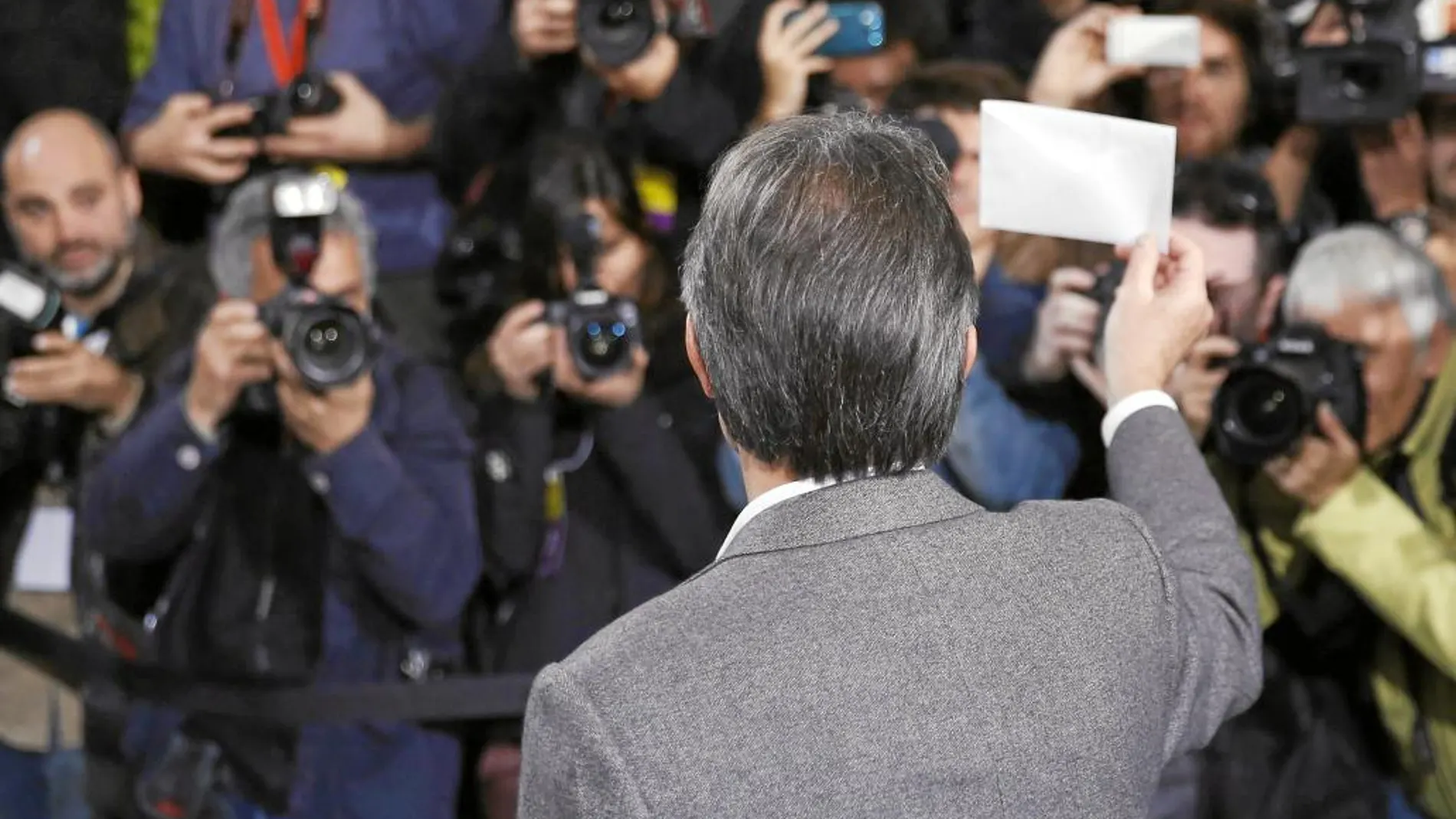 Artur Mas, antes de depositar su voto en la consulta ilegal del 9 de noviembre de 2014