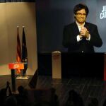Intervención por videoconferencia del expresidente de la Generalitat, Carles Puigdemont, durante un mitin de Junts per Catalunya en Parets del Vallès. EFE/Toni Albir