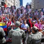 Seguidores de Chávez muestran carteles con fotos del difunto presidente y de Simón Bolívar, ayer, en Caracas