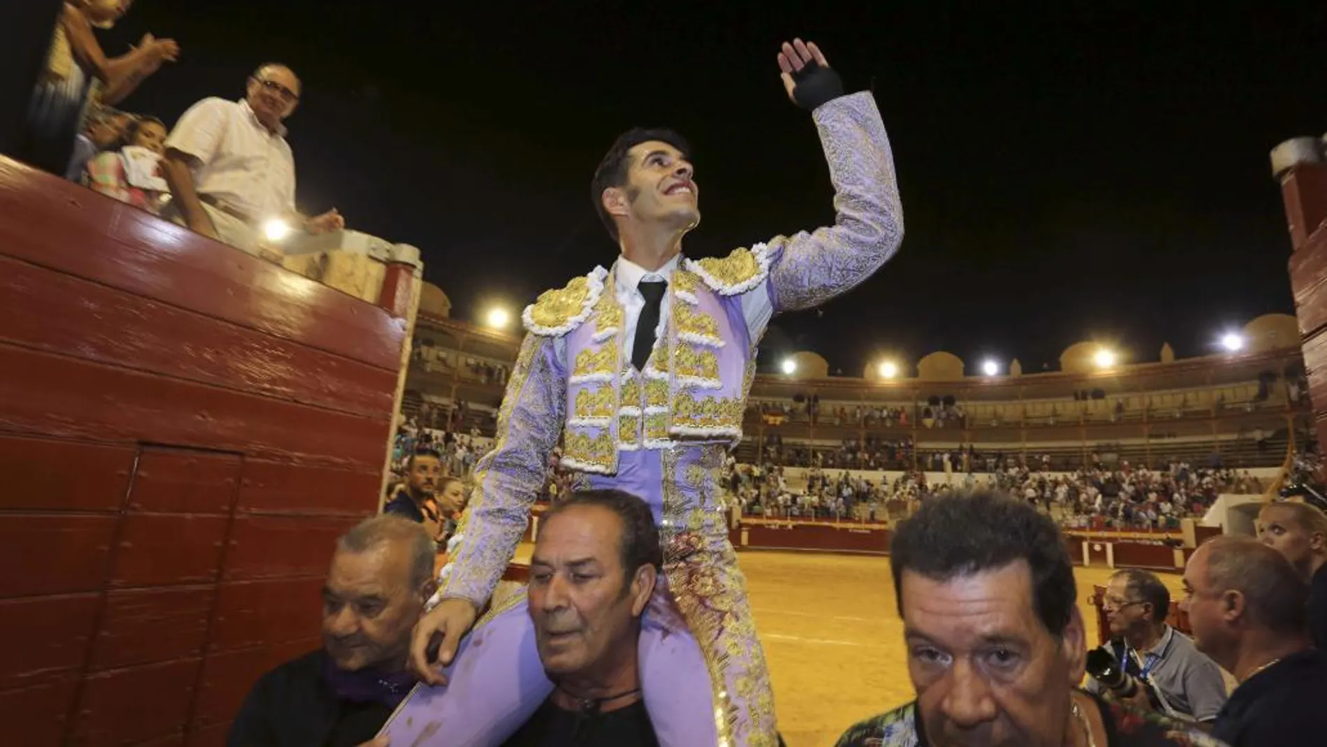 El diestro Alejandro Talavante sale a hombros por la puerta grande tras el festejo taurino de la Feria de la Virgen del Mar celebrado en Almería.