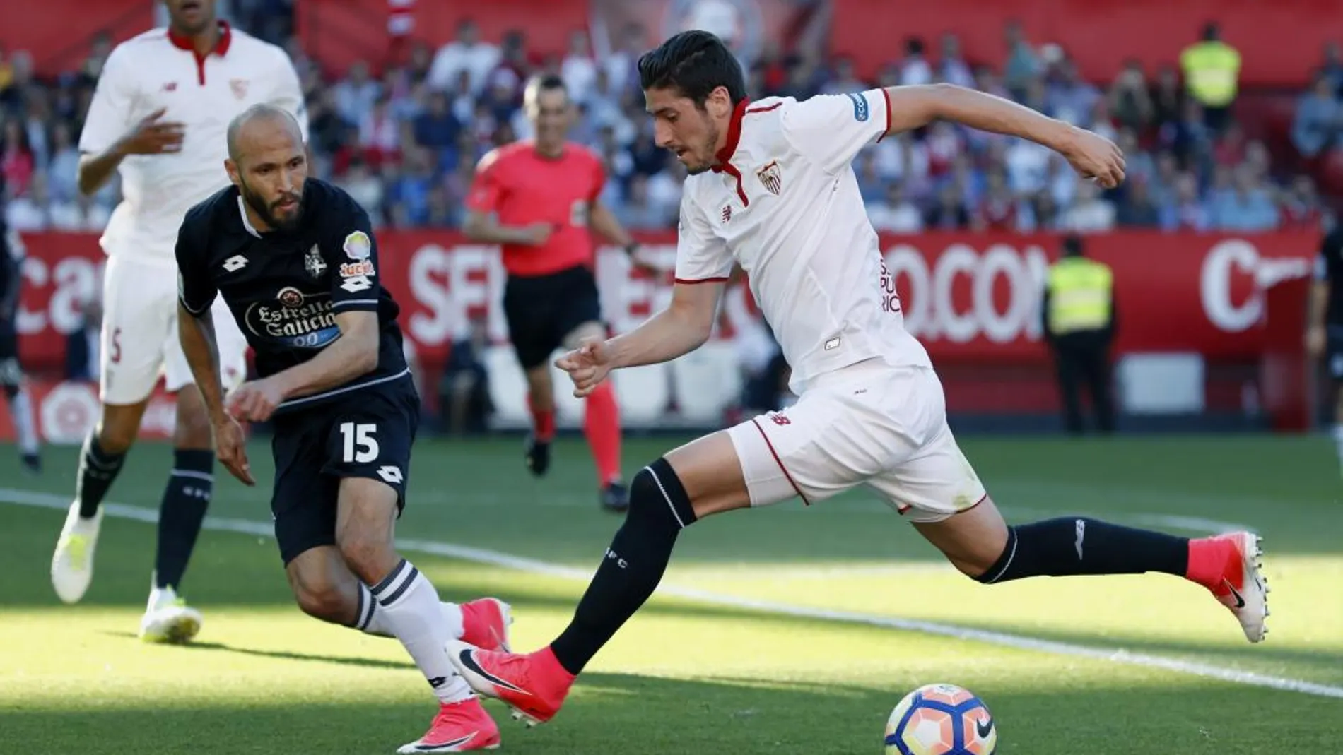 El defensa del Sevilla FC Sergio Escudero y el defensa del Deportivo Laure Sanabria