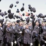 Nuevos policías nacionales lanzan sus gorras al aire tras acabar su formación en la Academia de Ávila