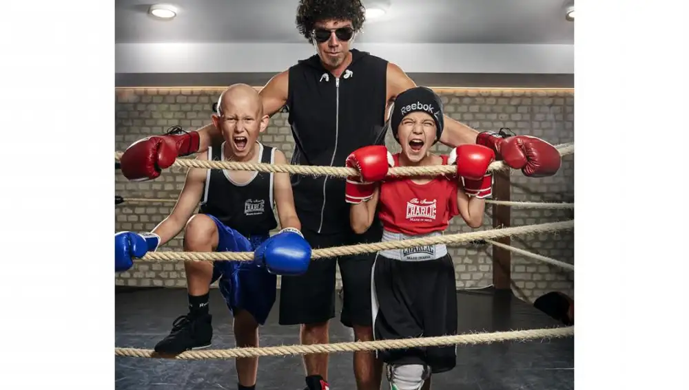 El hombre de negro es una de los famosos que han participado/Fundación Juegaterapia