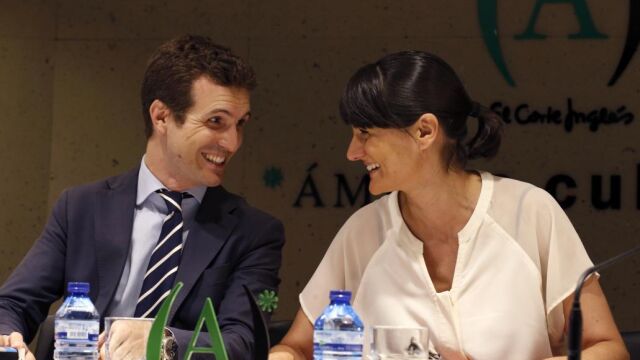 La diputada del PSOE María González Veracruz, junto a Pablo Casado.