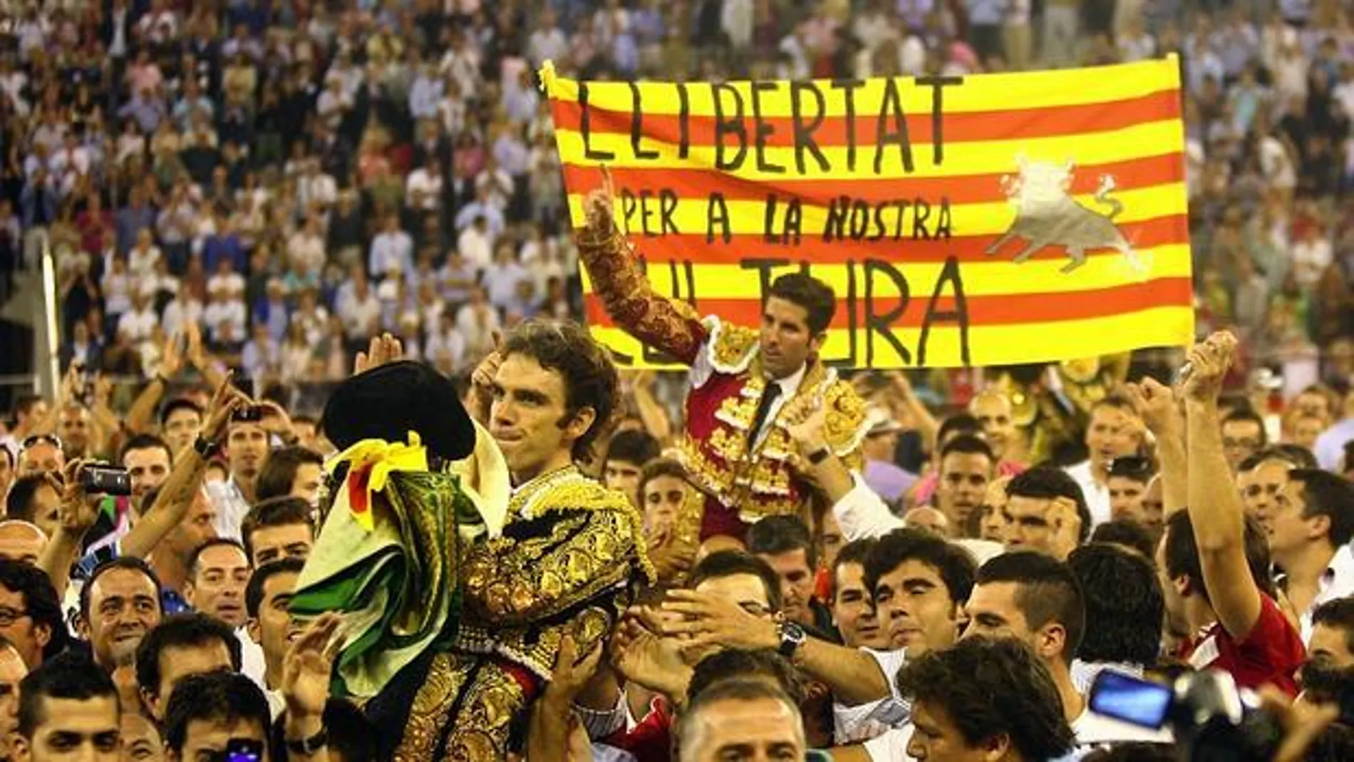José Tomás y el catalán Serafín Marín salen a hombros en el último festejo celebrado en la Monumental