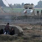Soldados israelíes se enfrentan a un grupo de palestinos en la frontera con Gaza el pasado día 10