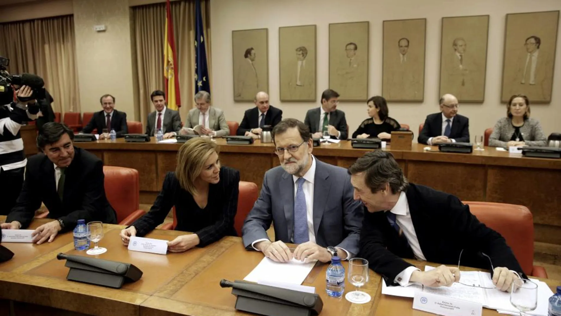 El presidente del Gobierno en funciones, Mariano Rajoy (2-d), junto a la secretaria general del PP, María Dolores de Cospedal, y el portavoz del partido en el Congreso, Rafael Hernando.