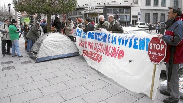 Concentración en frente de una entidad finaNciera de León.