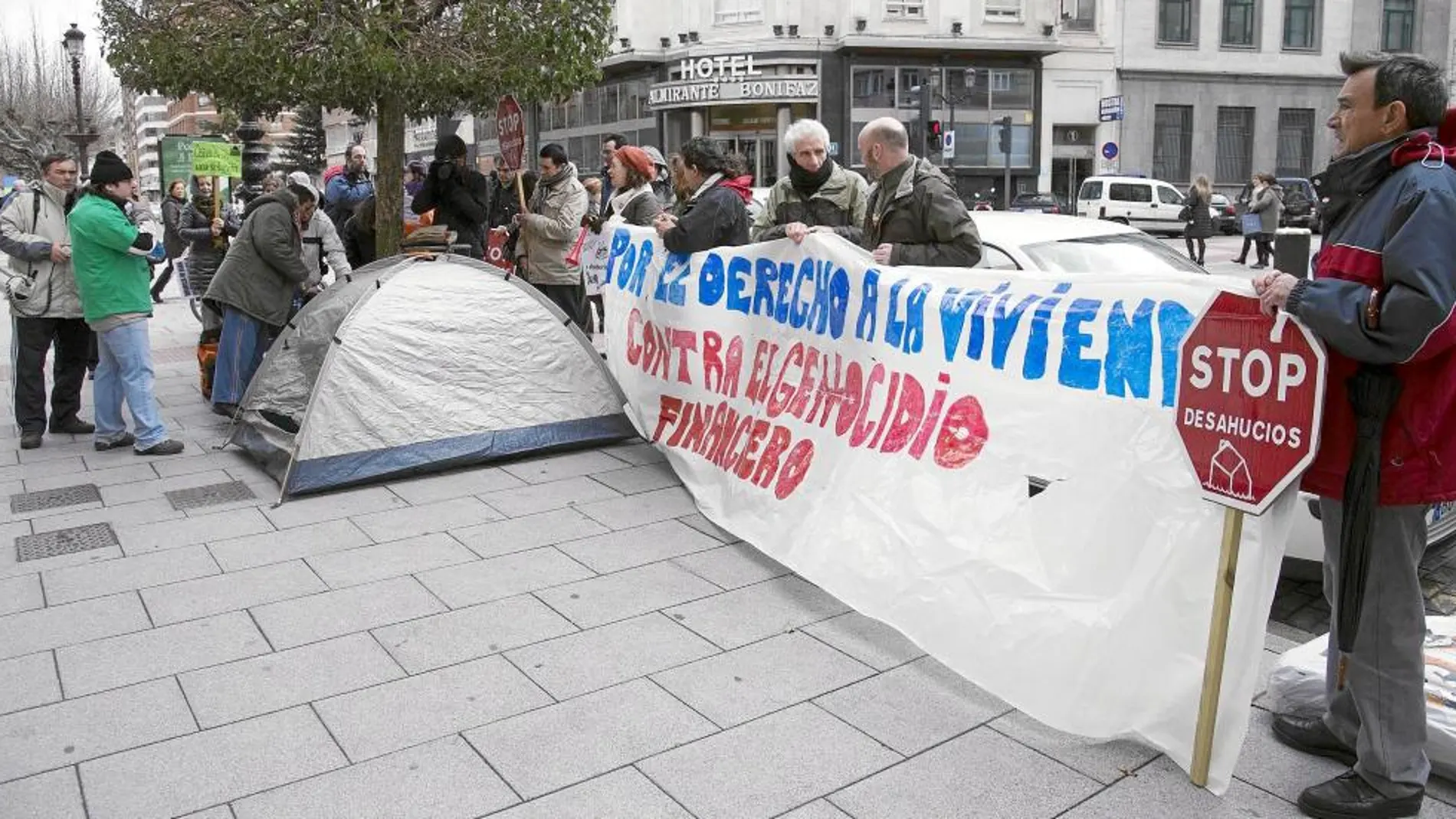 Concentración en frente de una entidad finaNciera de León.