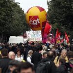 Varios sindicatos, encabezados por la CGT, participan en una primera jornada de huelgas y manifestaciones contra la reforma laboral por decreto del presidente francés, Emmanuel Macron