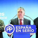 Tomás Burgos, junto a los senadores Miguel Ángel Cortés, y Alberto Gutiérrez