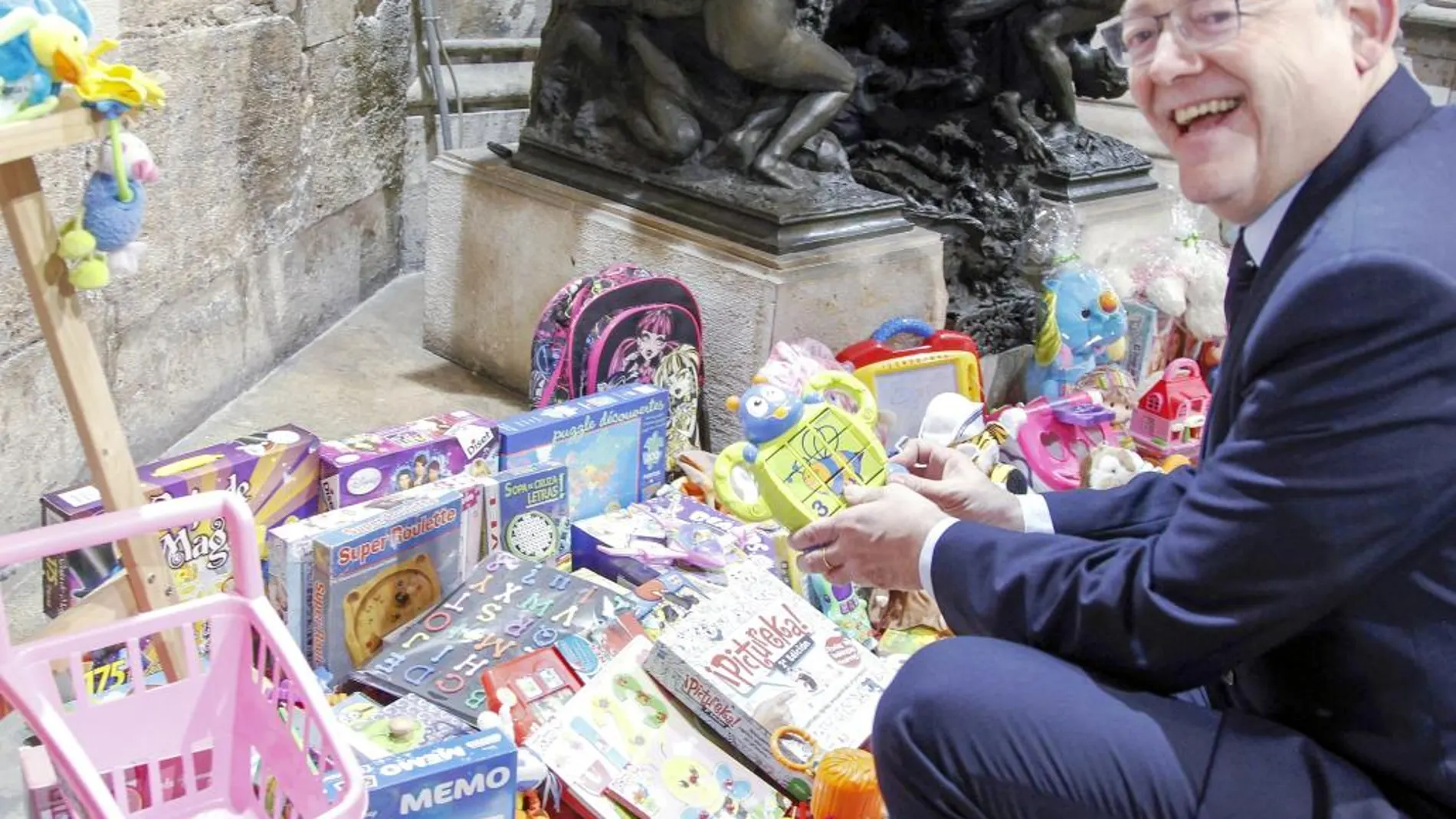 Puig participó ayer en una entrega simbólica de los juguetes recogidos por Cruz Roja dentro de la campaña «Hay muchos juguetes, una manera de ayudar»