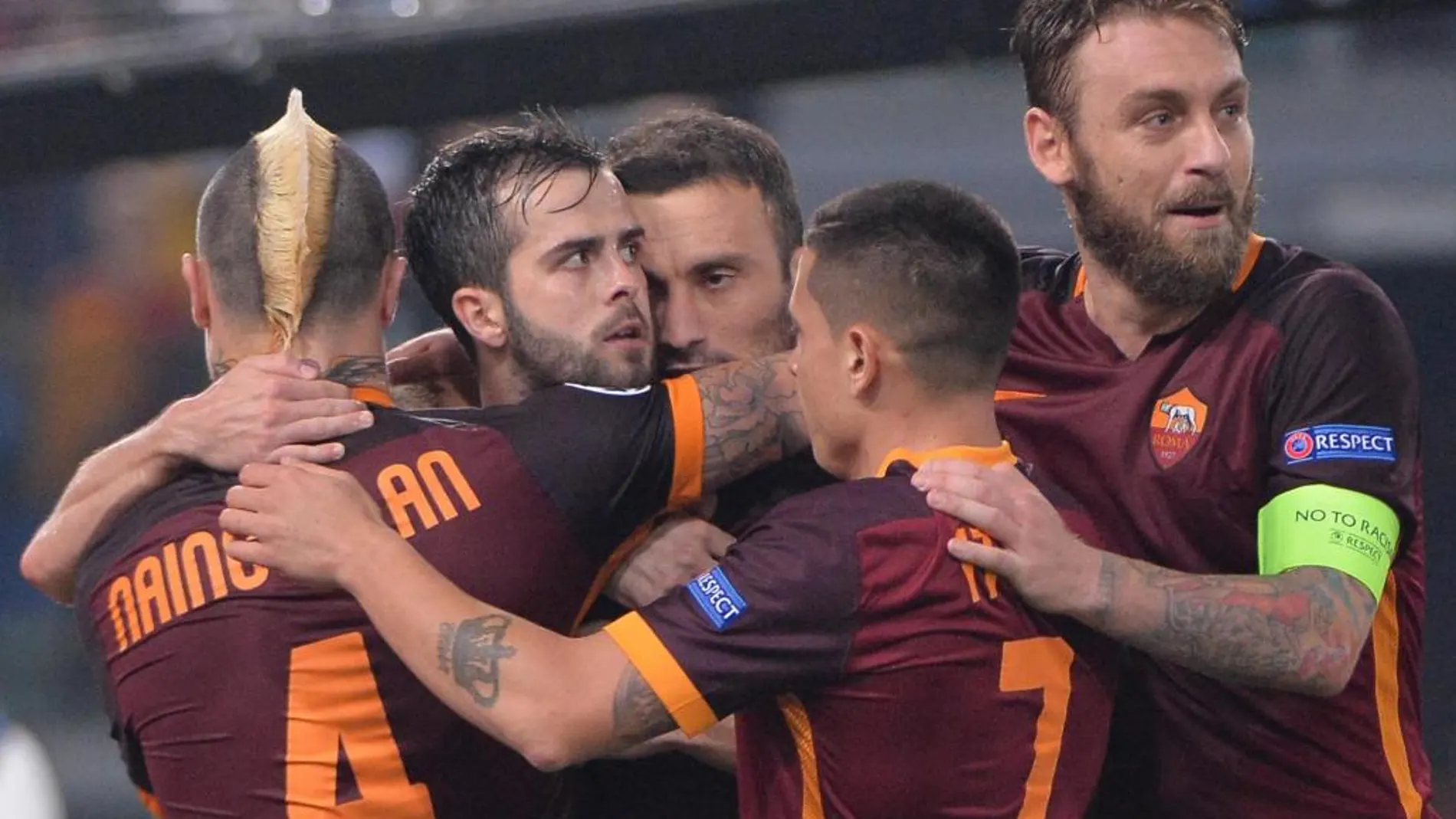 Jugadores de la Roma celebran después de anotar un gol
