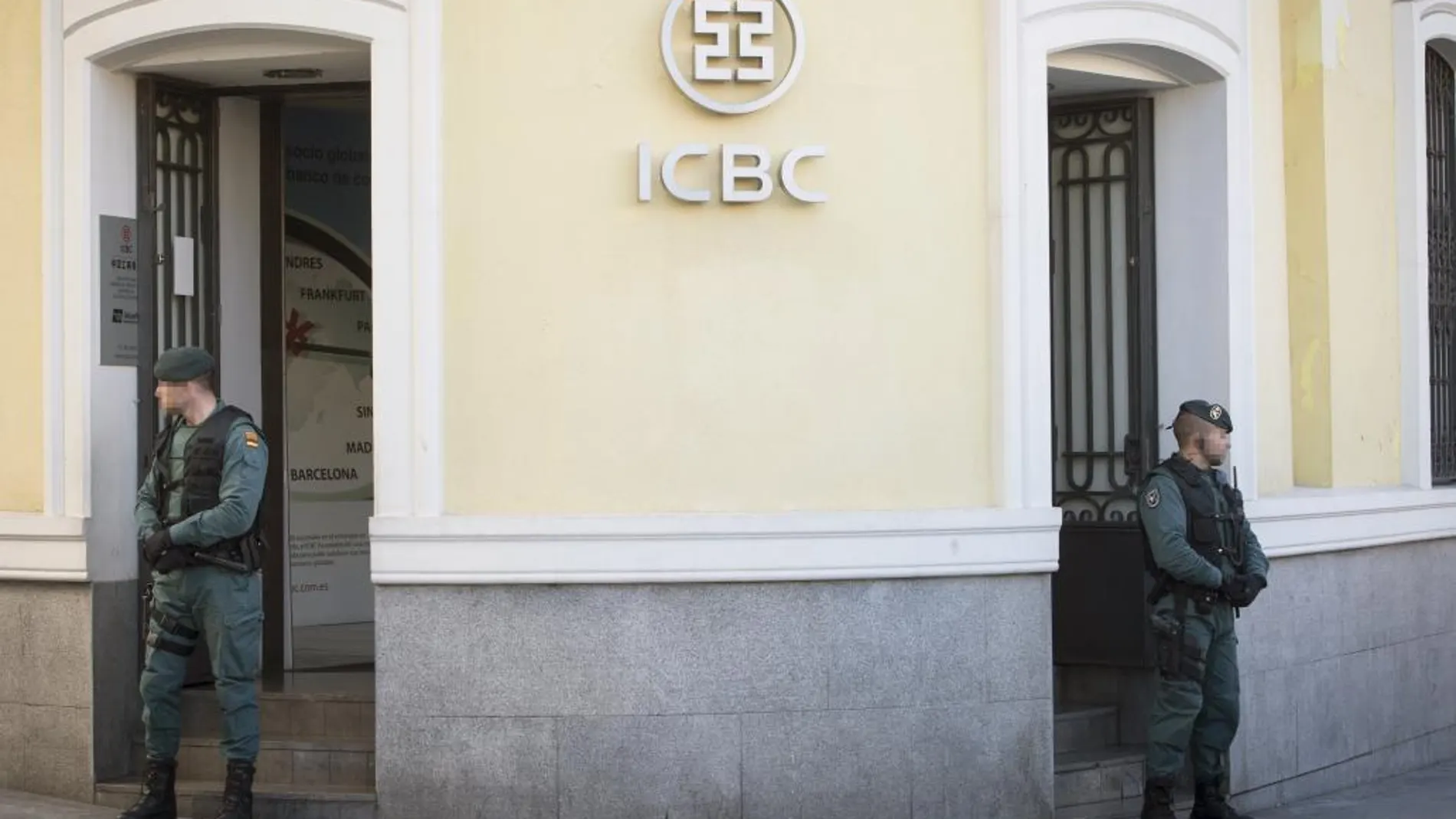 Fotografía de archivo, tomada el 17/02/2016, durante un registro en la sede del banco chino ICBC en Madrid