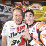 Nakamoto, hombre fuerte de Honda, y Márquez, en la celebración del segundo título de MotoGP conseguido por el piloto español