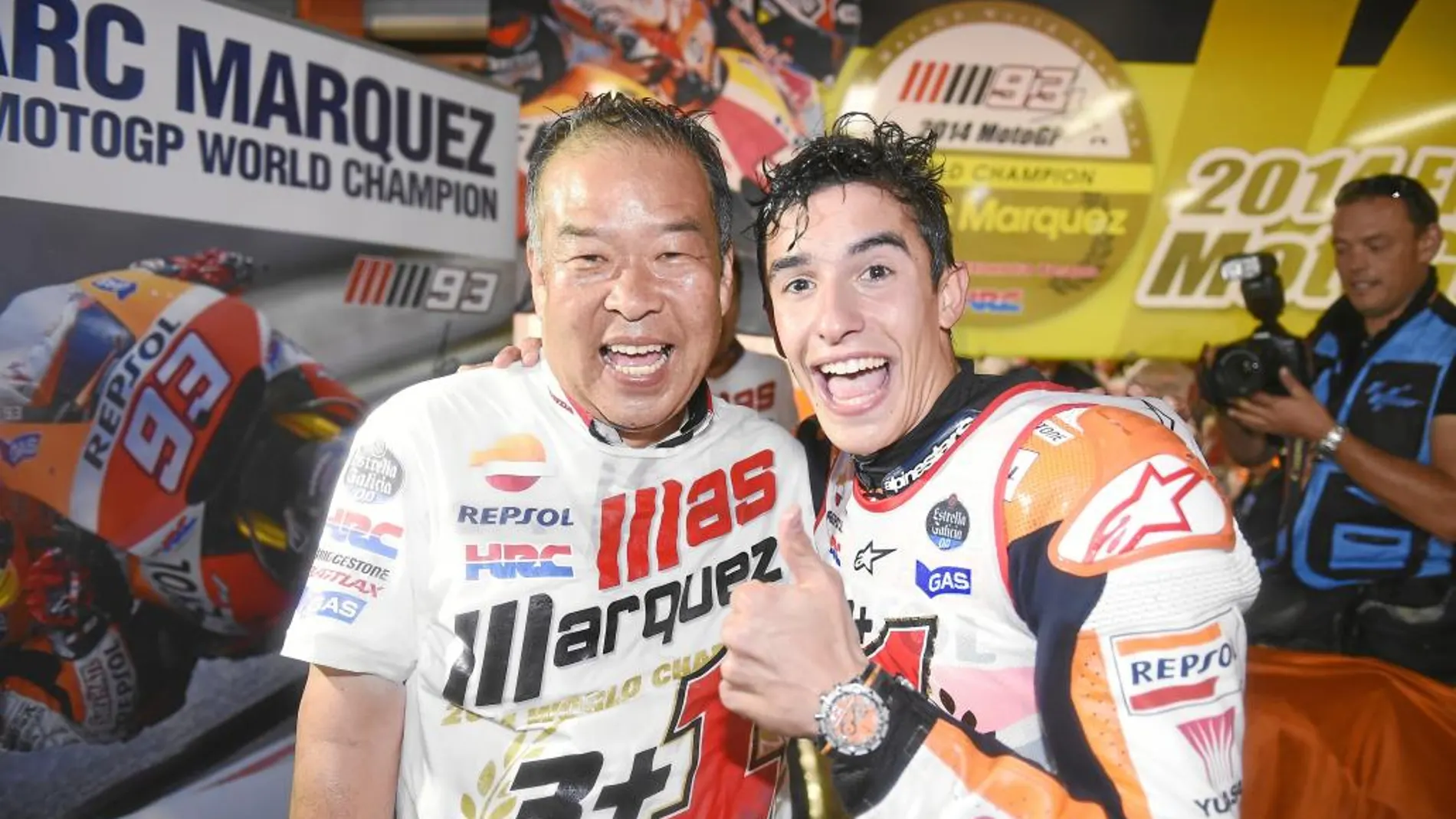 Nakamoto, hombre fuerte de Honda, y Márquez, en la celebración del segundo título de MotoGP conseguido por el piloto español