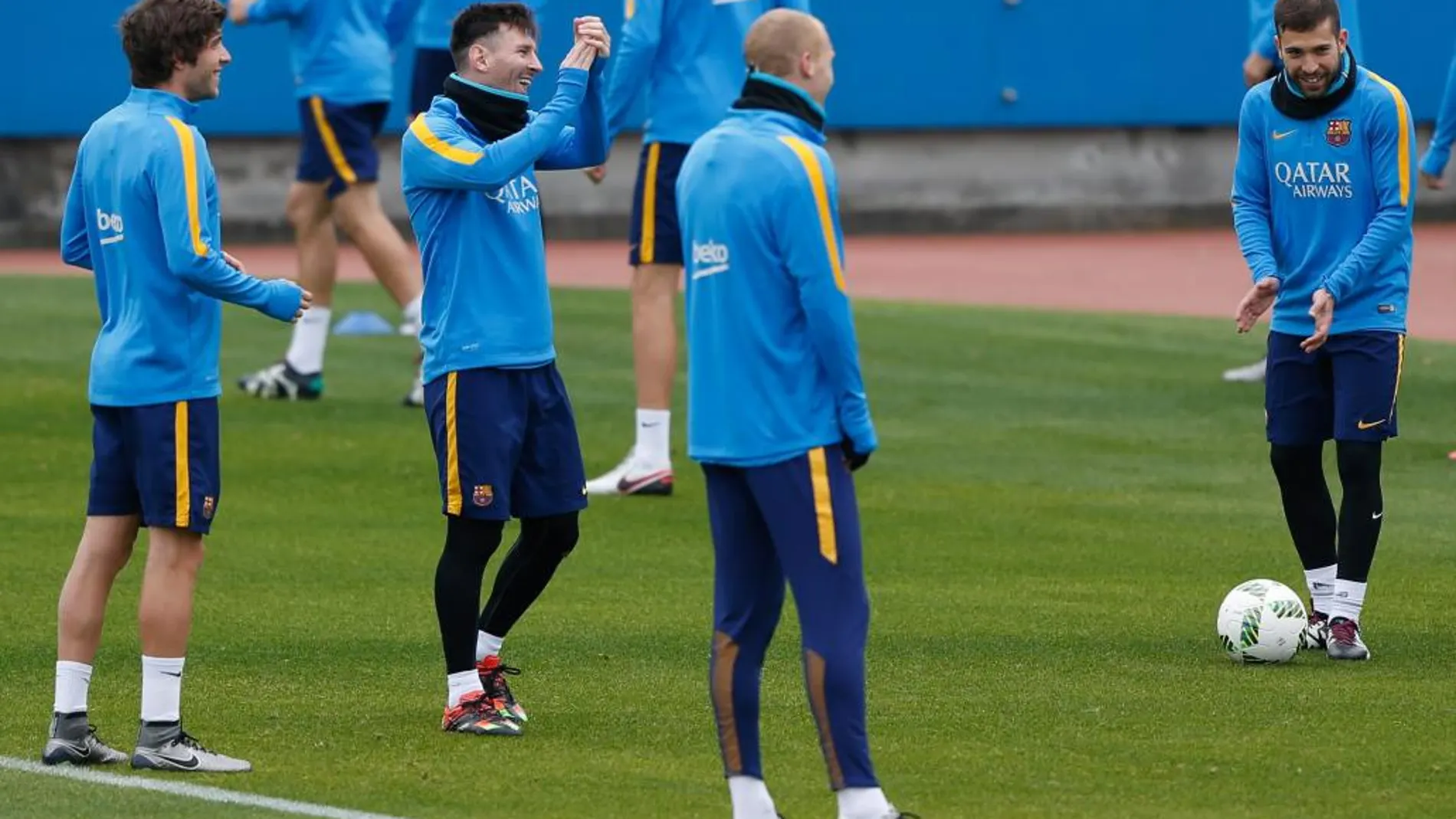 Alves, en un entrenamiento con Messi, del que habló ayer Luis Enrique. «Está totalmente recuperado», aseguró sobre el argentino