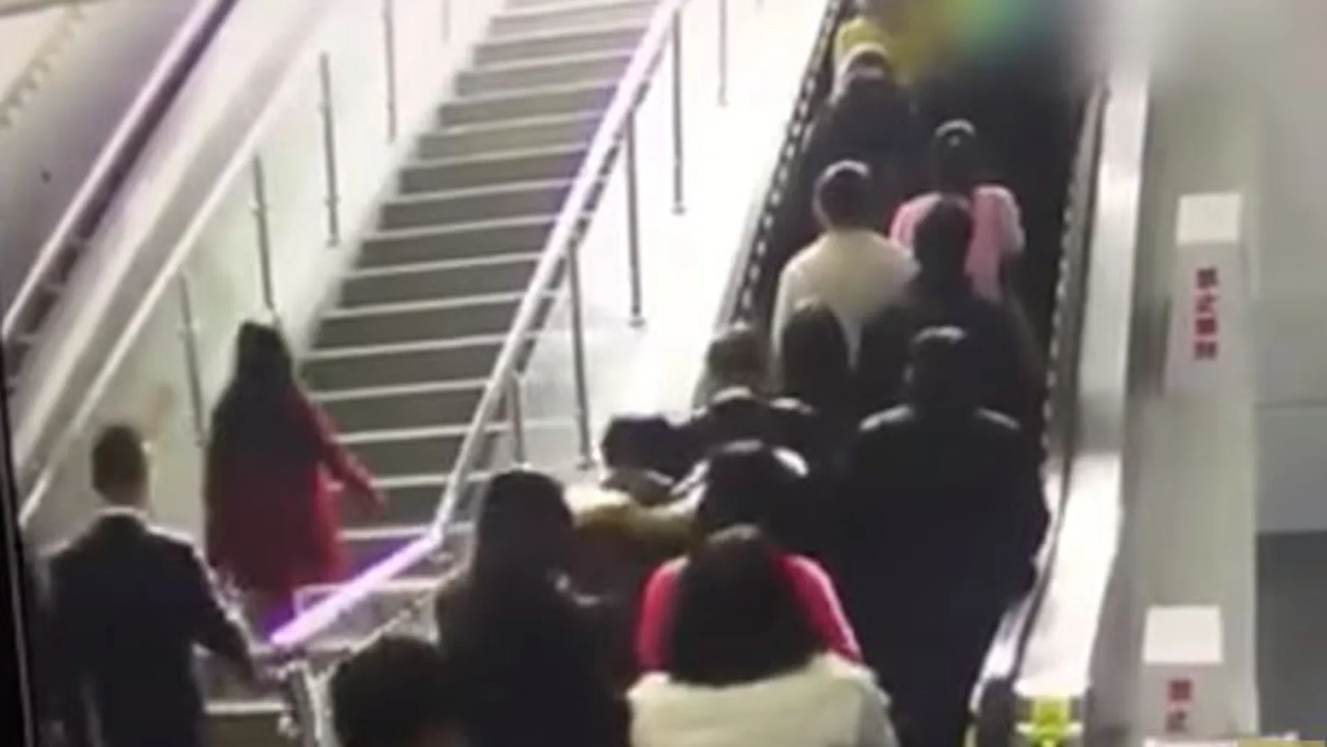Momentos antes de que la escalera mecánica se "volviera loca"