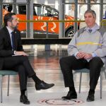 Un momento de la entrevista del director general de RTVCyL, Eduardo Álvarez, al presidente de Renault España, José Vicente de los Mozos, en una planta de Valladolid de la multinacional francesa