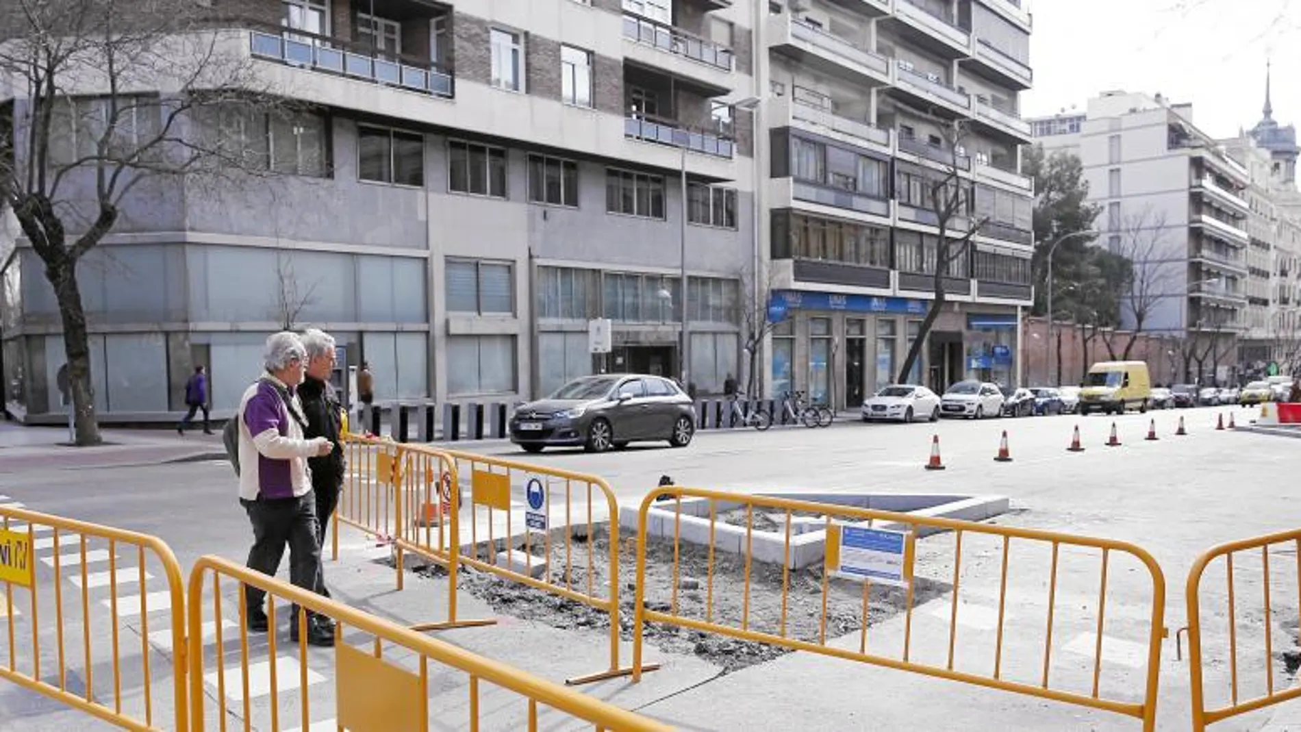 La calle, levantada. Vallas y máquinas decoran Santa Engracia desde el pasado 10 de febrero, una situación que se prolongará, al menos, cuatro meses más