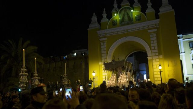 Menos aglomeraciones y sin lluvia en la Madrugá sevillana
