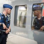 Un policía belga inspecciona un tren Thalys entre Bruselas y París en la estación de la capital belga.
